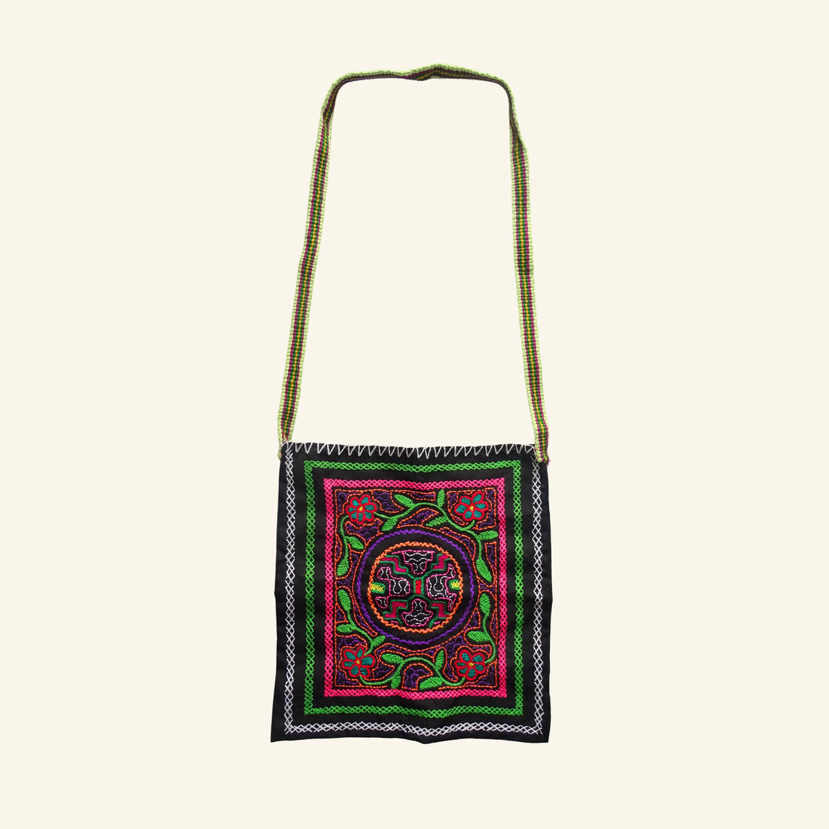 Shipibo Tasche – Schwarz mit floraler Kené-Stickerei