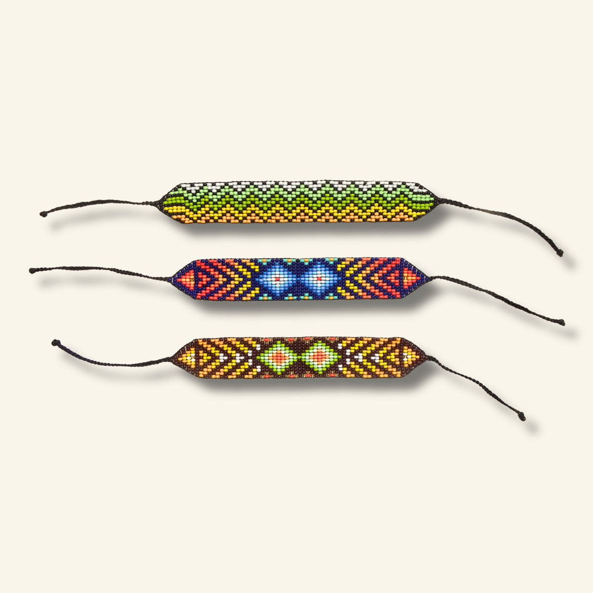 Handgefertigtes Perlenarmband aus Kolumbien – Geometrische Muster