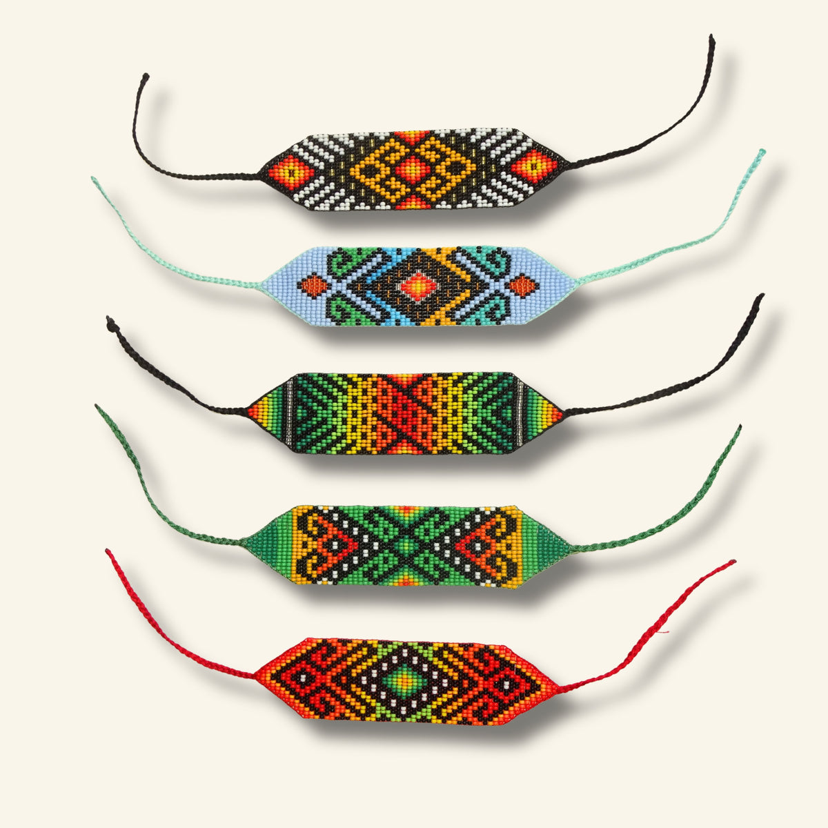 Indigenes Perlenarmband aus Kolumbien – Geometrische Muster