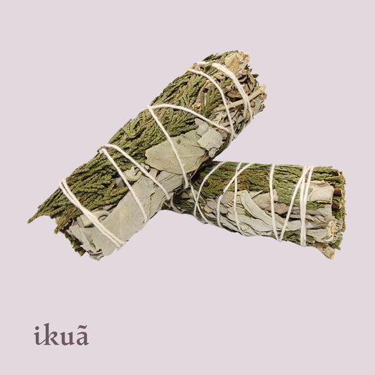 Weisser Salbei Smudge Stick mit Zedernspitzen (Salvia apiana) 30 Gramm