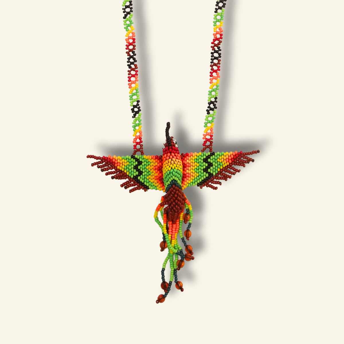 Puyanawa Kolibri-Halskette – Grün & Rot | Handgefertigt in Brasilien