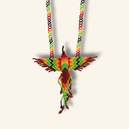 Puyanawa Kolibri-Halskette – Grün & Rot | Handgefertigt in Brasilien