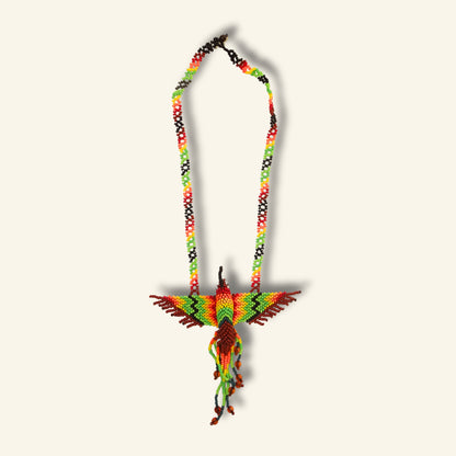 Puyanawa Kolibri-Halskette – Grün & Rot | Handgefertigt in Brasilien