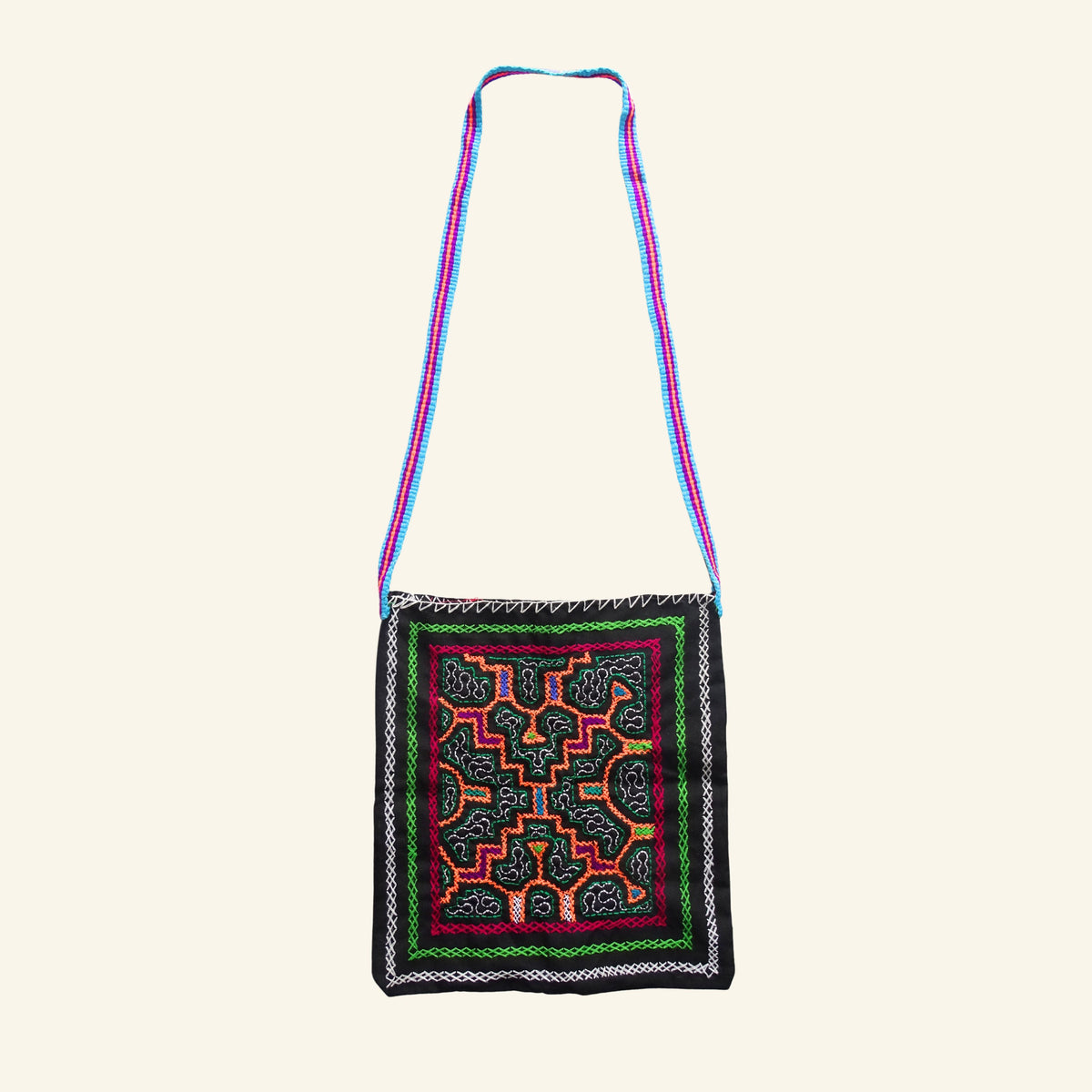 Shipibo Tasche – Schwarz mit bunter Kené-Stickerei -