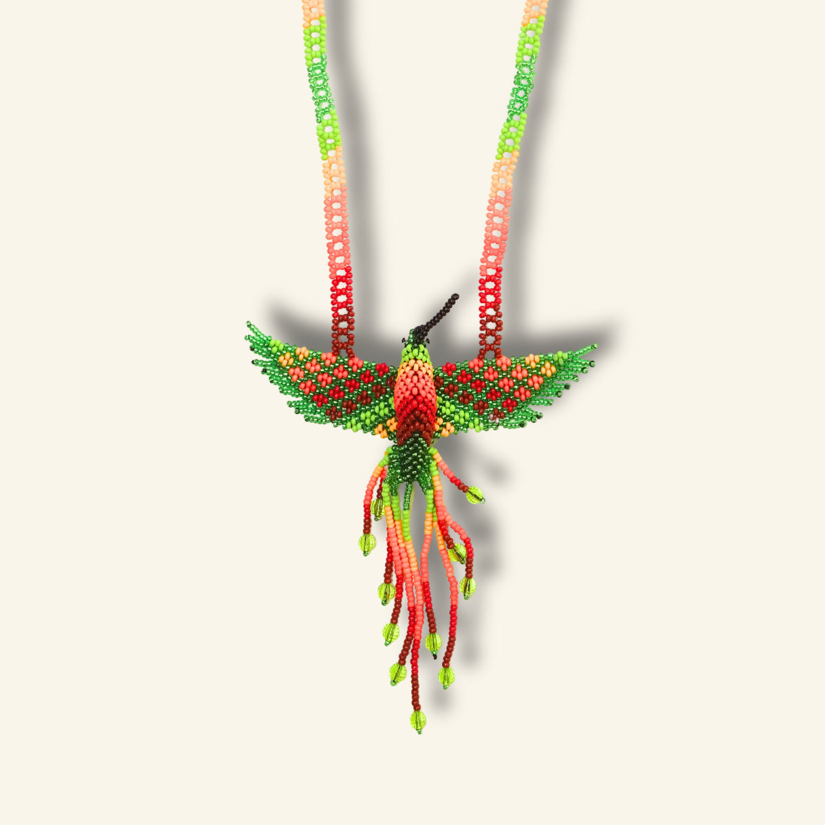 Puyanawa Kolibri-Halskette – Grün & Koralle | Handgefertigt in Brasilien