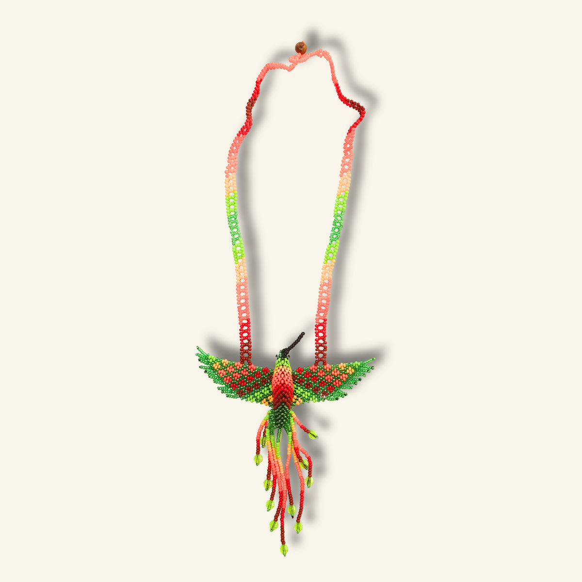 Puyanawa Kolibri-Halskette – Grün & Koralle | Handgefertigt in Brasilien