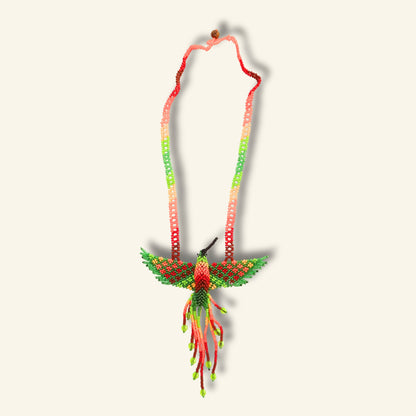 Puyanawa Kolibri-Halskette – Grün & Koralle | Handgefertigt in Brasilien
