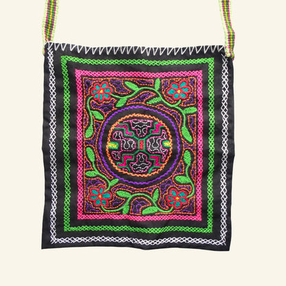 Shipibo Tasche – Schwarz mit floraler Kené-Stickerei