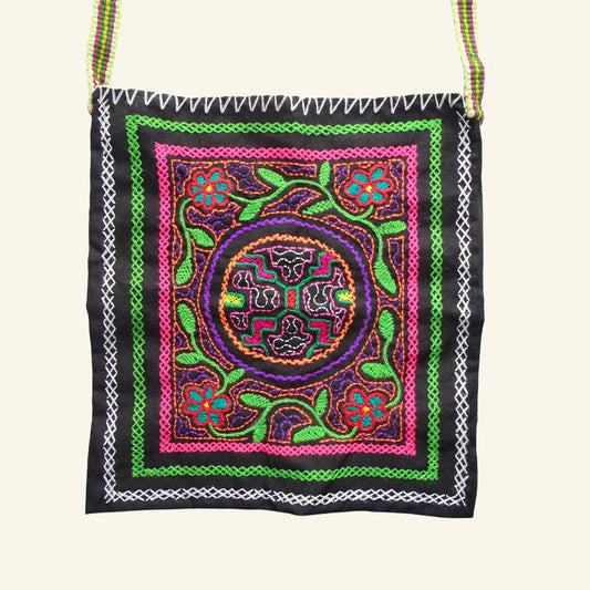 Shipibo Tasche – Schwarz mit floraler Kené-Stickerei