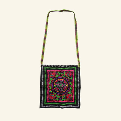Shipibo Tasche – Schwarz mit floraler Kené-Stickerei
