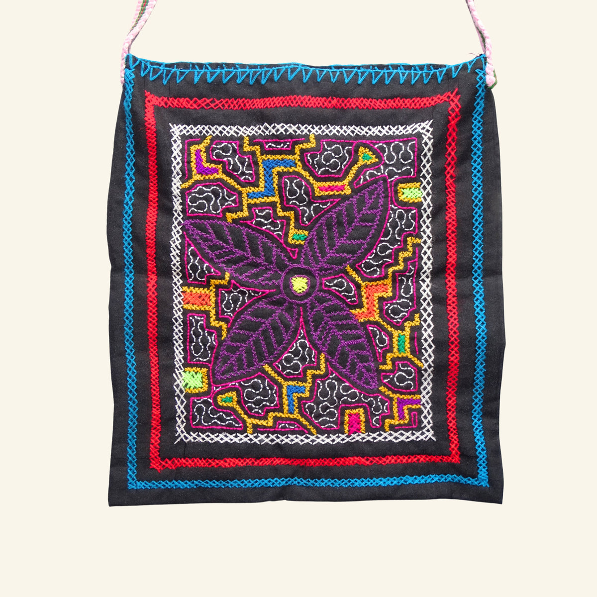 Shipibo Tasche – Schwarz mit violettem Blütenmotiv -