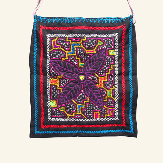 Shipibo Tasche – Schwarz mit violettem Blütenmotiv -